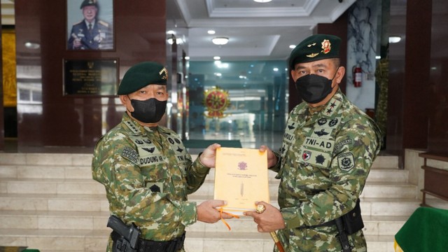 KSAD Jenderal TNI Dudung Abdurachman (kiri) dan Pangkostrad Mayjen TNI Maruli Simanjuntak. Foto: Dok. Penkostrad
