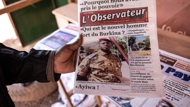 Foto Tokoh militer Burkina Faso Paul-Henri Sandaogo Damiba di koran. Foto: OLYMPIA DE MAISMONT/AFP