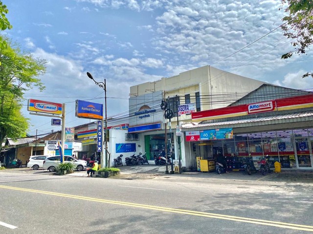 Lokasi Indomaret dan Alfamart yang berdekatan. Foto: Lukwanafif