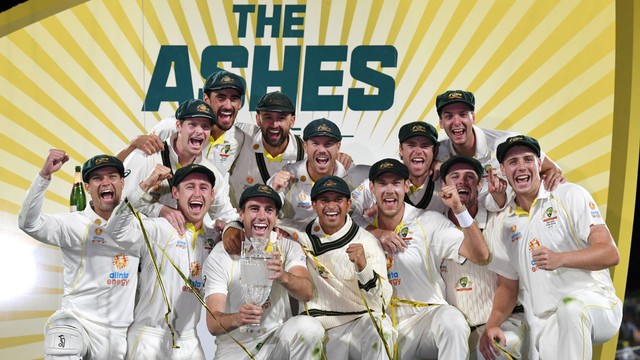 Selebrasi tim kriket Australia merayakan juara Ashes series di Bellerive Oval, Hobart, Australia. Foto: AAP/via REUETRS