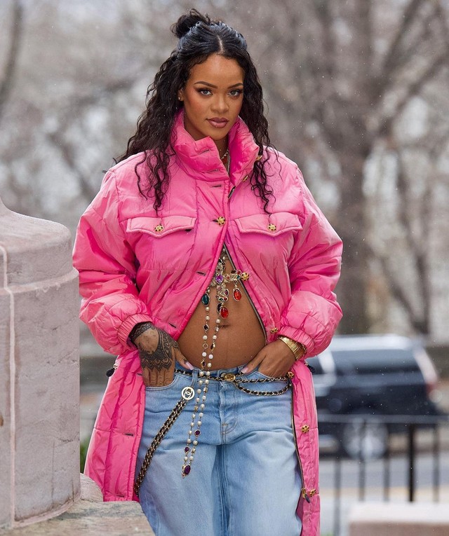 Pakai Oversized Jacket, Ini 5 Gaya Andalan Rihanna saat Tutupi Kehamilannya (19539)