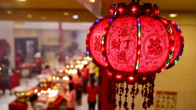 Lampion di Vihara Dharma Bakti di Jalan Panglima Polem, Peunayong, Kota Banda Aceh, pada perayaan malam Imlek, Senin (31/1/2022) malam. Foto: Suparta/acehkini