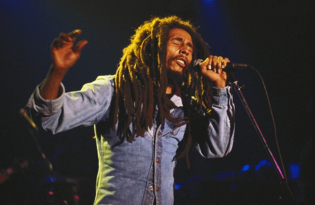 Bob Marley tampil di The Roxy Theatre 9009 West Sunset Boulevard, 27 November 1979, California, Los Angeles, AS. Foto: Michael Ochs Archives/Getty Images