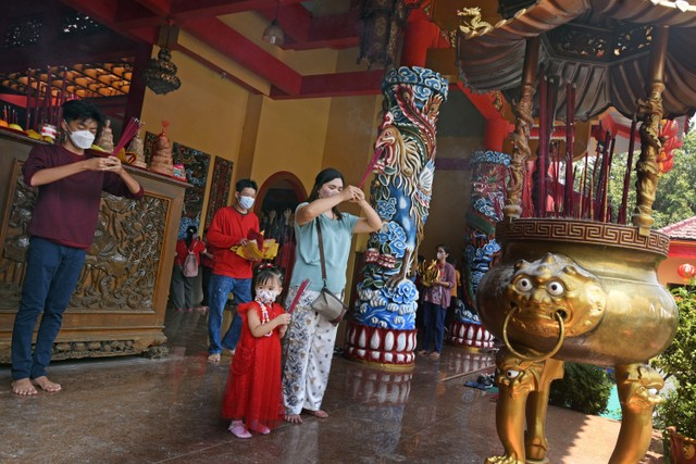 Warga keturunan Tionghoa melakukan ibadah Tahun Baru Imlek 2573 Kongzili di Vihara Avalokitesvara, di Kasemen, Serang, Banten, Selasa (1/2/2022). Foto: Asep Fathulrahman/ANTARA FOTO