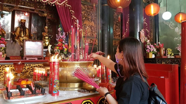 Salah seorang warga sedang berdoa di Klenteng Tjen Ling Kiong, Poncowinatan, Yogyakarta, Selasa (1/2/2022). Foto: Birgita/Tugu Jogja