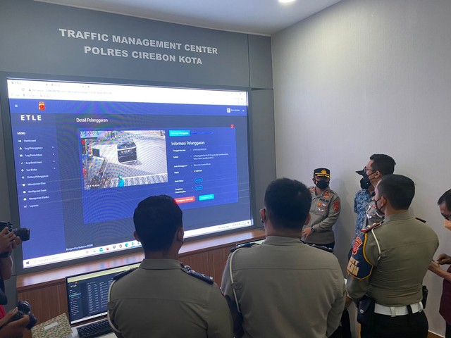 Ruang kontrol di Traffic Management Center (TMC) Polres Cirebon Kota.(Juan)