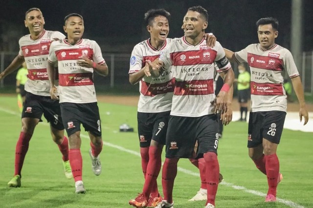 Madura United melawan PSIS Semarang pada pertandingan Liga 1.  Foto: Instagram/@maduraunited.fc