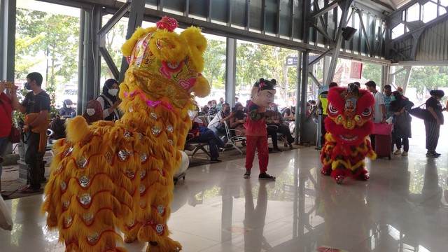 Imlek Penumpang Ka Di Stasiun Tawang Semarang Dihibur Barongsai