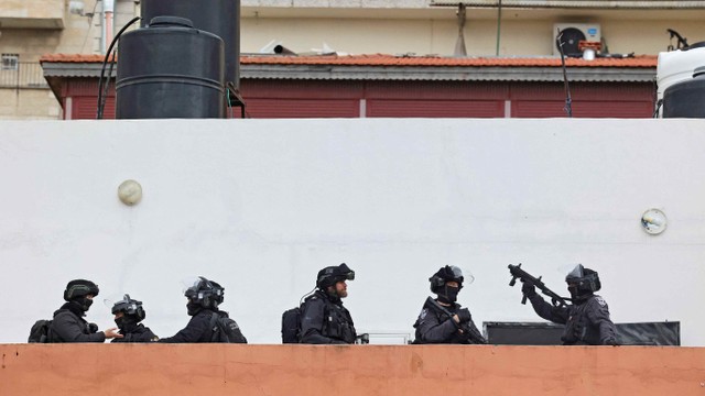 Sejumlah pasukan keamanan Israel di Yerusalem, Selasa (1/2/2022). Foto: Hazem Bader/AFP