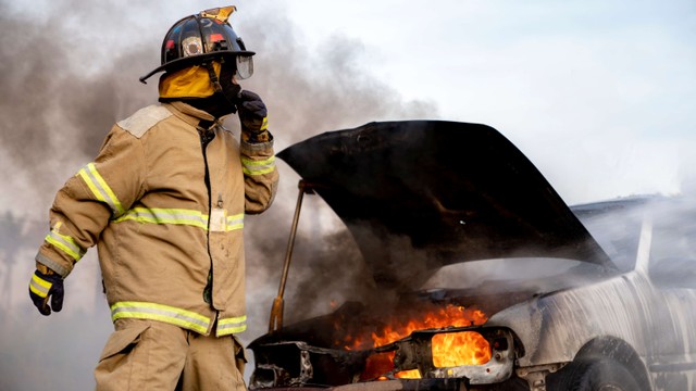 Ilustrasi mobil terbakar. Foto: Virojt Changyencham/Getty Images