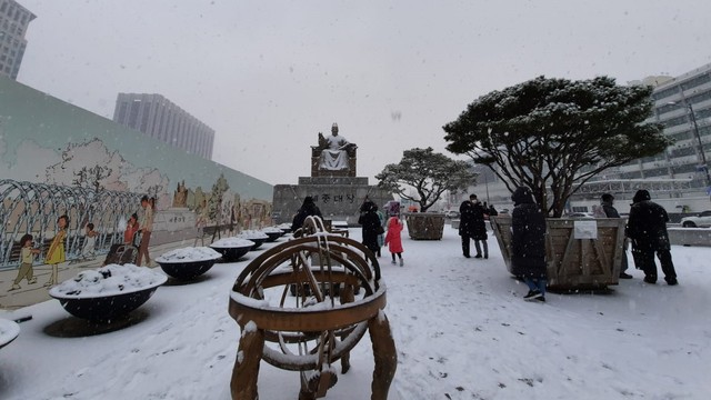 Pesona salju di Gwanghwamun Plaza, Seoul, Korea Selatan. Foto: Khiththati/acehkini 