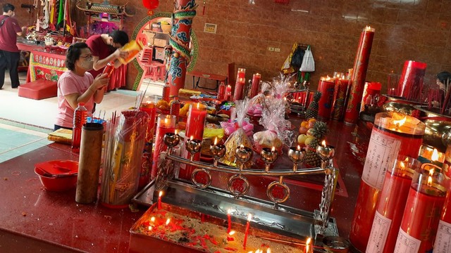 SEORANG warga Tionghoa sedang memanjatkan doa kepada para dewa-dewa di Vihara Surya Dharma, Jalan Angkasa, Pekanbaru, Selasa (1/2/2022). (FOTO: SELASAR RIAU/LARAS OLIVIA)