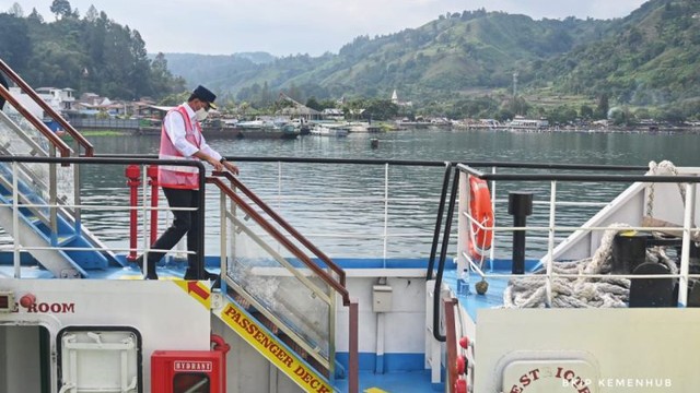 Menteri Perhubungan Budi Karya Sumadi meninjau sejumlah pelabuhan penyeberangan yang telah dibangun oleh Kemenhub dalam rangka mendukung sektor pariwisata di KSPN Danau Toba (2/2/2022). Foto: Adimas Raditya Fahky P/antara