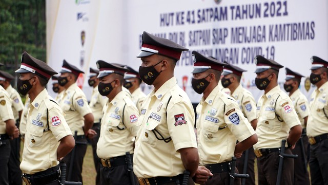 Suasana upacara Hari Ulang Tahun Ke-41 Satpam di Lapangan Bhayangkara Polri, Jakarta, Rabu (2/2/2022). Foto: Jamal Ramadhan/kumparan