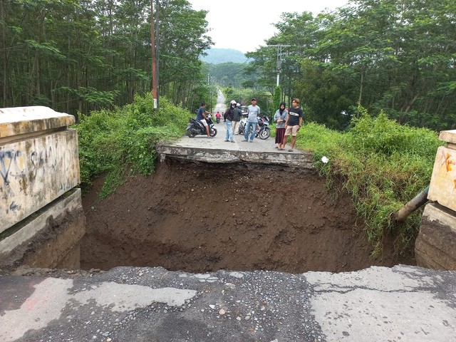 Jembatan Sungai Gintung di Desa Batuagung, Kecamatan Balapulang, Kabupaten Tegal putus total Selasa (1/2/2022). Foto: Istimewa