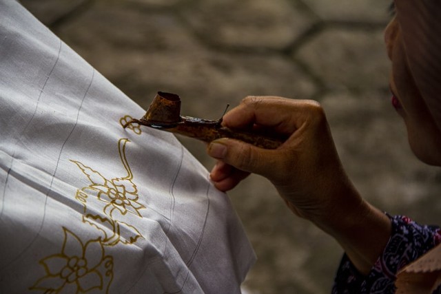 https://unsplash.com/@mahmur_marganti - Batik yang motifnya dibuat dengan hanya menggunakan tangan disebut