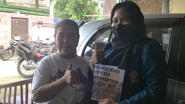 Sosialisasi dan pembagian buku kepada ibu-ibu di RW.09 Kelurahan Rejosari, Kecamatan Semarang Timur, Kota Semarang. Sumber: Dokumentasi Penulis