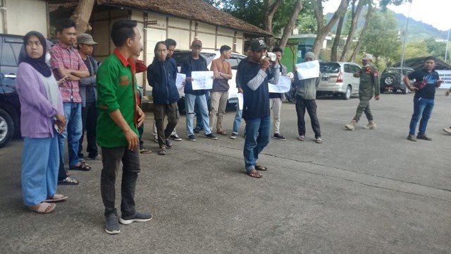 Massa dari Himpunan Pelajar Pitu Ulunna Salu (Hipmapus) Cabang Mamuju menggelar aksi unjuk rasa di kantor DPRD Sulawesi Barat (Sulbar). Foto: Dok. Istimewa