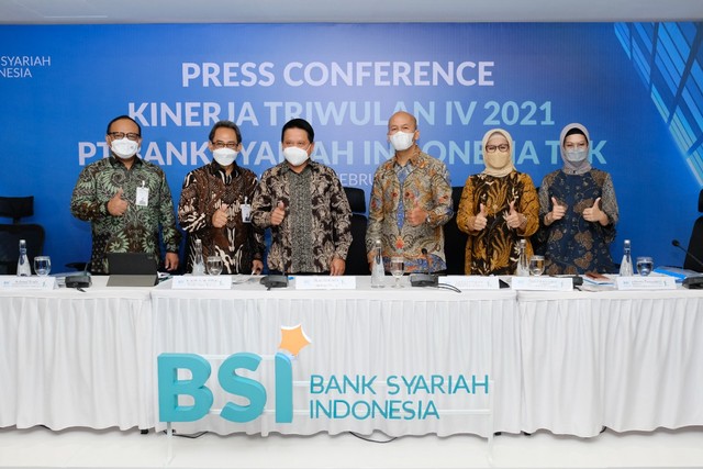 Direksi Bank Syariah Indonesia memaparkan kinerja keuangan 2021. Foto: Dok. BSI