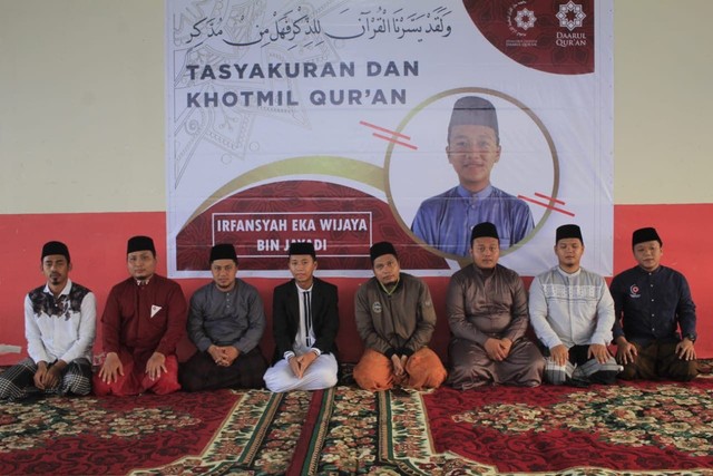 Ustdaz Uyung (ke empat dari kanan) duduk bersebelahan dengan Irfan (sebelah kanan ustadz Uyung) usai acara Khotmil Qur'an Irfan. 