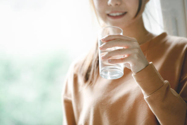 Air putih merupakan salah satu cairan yang penting dan dibutuhkan oleh tubuh manusia. Foto: Unsplash.com