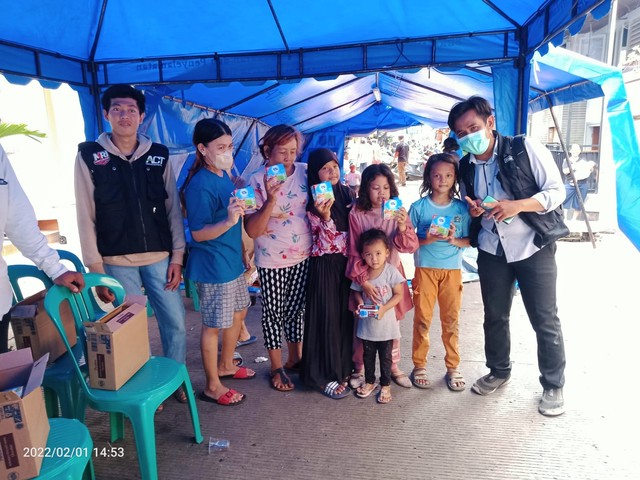 Distribusi Susu Untuk Anak-Anak dan Warga terdampak Kebakaran di Kali Anyar, Tambora, Jakarta Barat, Kamis (01/02/2022)