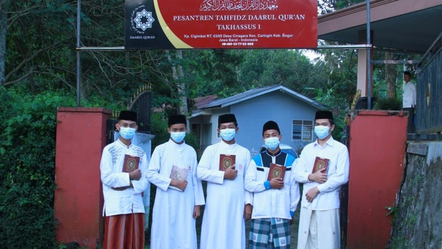 Santri penghafal Qur'an penerima beasiswa 1 juta penghafal Qur'an di Pesantren Takhassus Daarul Qur'an 