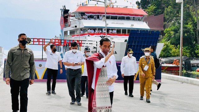 Presiden Joko Widodo meresmikan pelabuhan penyeberangan dan kapal motor penumpang di kawasan Dermaga Pelabuhan Ajibata, Kabupaten Toba, Sumatera Utara, Rabu (2/2/2022).
 Foto: Biro Pers Sekretariat Presiden