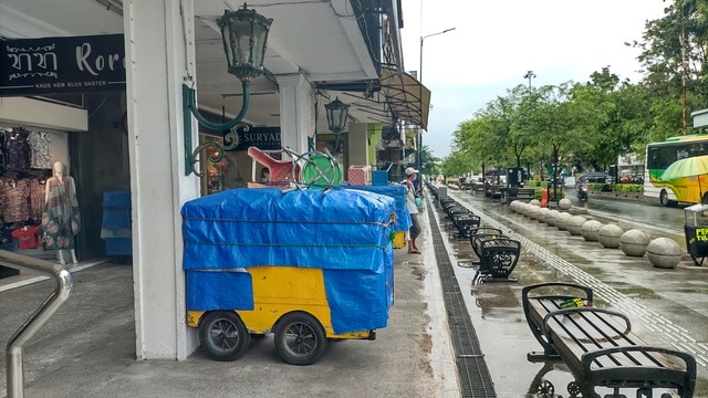 Gerobak pedagang kaki lima (PKL) masih tampak di Jalan Malioboro, Yogyakarta, Rabu (2/2/2022). Foto: Arfiansyah Panji Purnandaru/kumparan