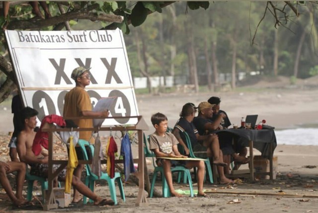 Batukaras Surfing Club (BSC) Kabupaten Pangandaran, Jabar, saat menggelar even South Coast Singles 2022 di Pantai Batu Karas, Pangandaran. (Foto: Istimewa)