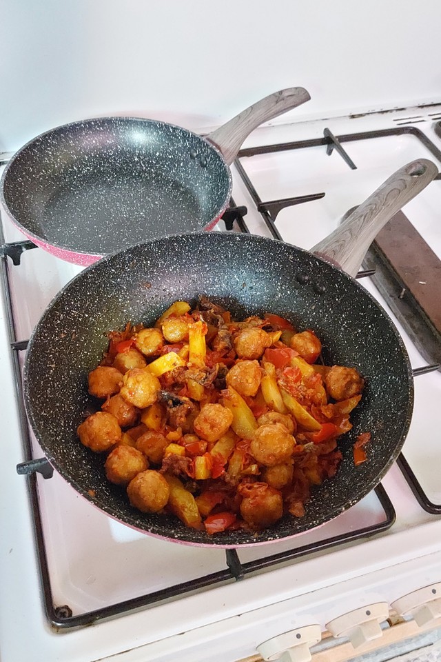 Mencoba memasak menggunakan pan granit BOLDe. Foto: Azalia Amadea/Kumparan
