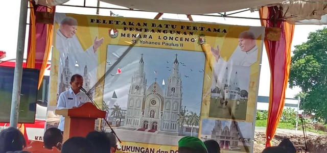 Keterangan Foto: Ketua Panitia Pembangunan Menara Lonceng St.Yohanes Paulus ke ll, Adrianus Firmus Parera saat membacakan laporan kegiatan, Rabu (2/2) Pagi. Foto: Athy Meaq.