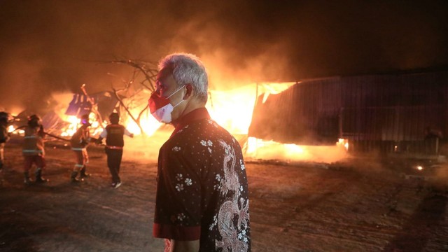 Gubernur Jawa Tengah Ganjar Pranowo meninjau lokasi kebakaran Pasar Johar, Semarang, Jawa Tengah, Rabu (2/2/2022).  Foto: Pemprov Jawa Tengah