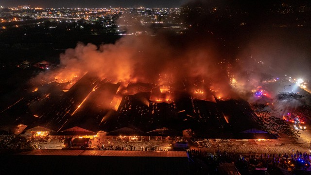 Foto udara kobaran api yang membakar kompleks Relokasi Pasar Johar di Semarang, Jawa Tengah, Rabu (2/2/2022). Foto: Aji Styawan/Antara Foto