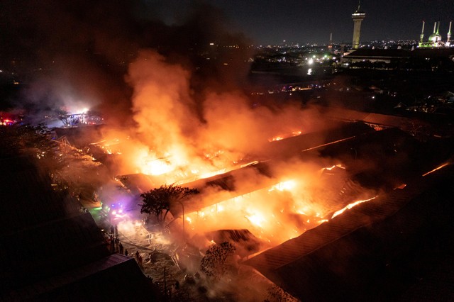 Foto udara kobaran api yang membakar kompleks Relokasi Pasar Johar di Semarang, Jawa Tengah, Rabu (2/2/2022). Foto: Aji Styawan/Antara Foto