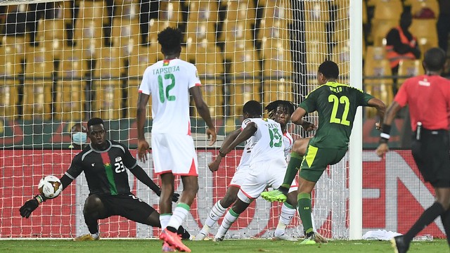 Pemain Senegal Abdou Diallo (kanan) mencetak gol pertama saat melawan Burkina Faso di pertandingan semi final Piala Afrika 2021 di Stade Ahmadou-Ahidjo di Yaounde. Foto: Charly Triballeau/AFP