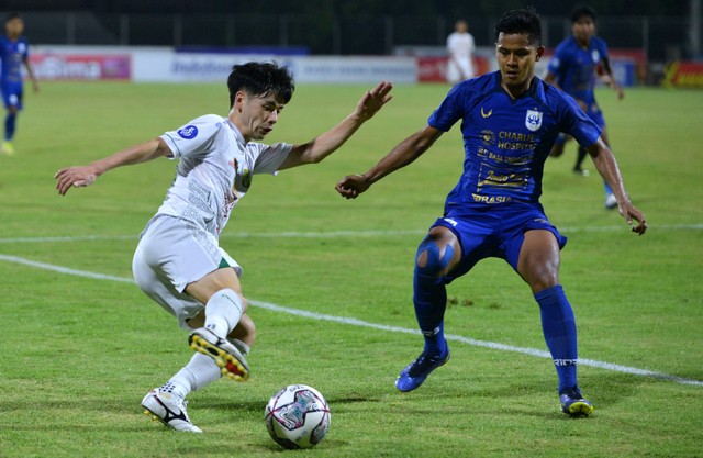 Pemain Persebaya Surabaya Taisei Marukawa duel dengan pemain PSIS Semarang Frendi Saputra saat pertandingan Liga 1 di Stadion I Gusti Ngurah Rai, Denpasar, Bali, Rabu (2/2/2022). Foto: Fikri Yusuf/Antara Foto