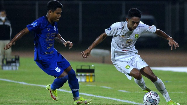 Pemain Persebaya Surabaya Marselino Ferdinan diel dengan pemain PSIS Semarang Fandi Eko Utomo saat pertandingan Liga 1 di Stadion I Gusti Ngurah Rai, Denpasar, Bali, Rabu (2/2/2022). Foto: Fikri Yusuf/Antara Foto