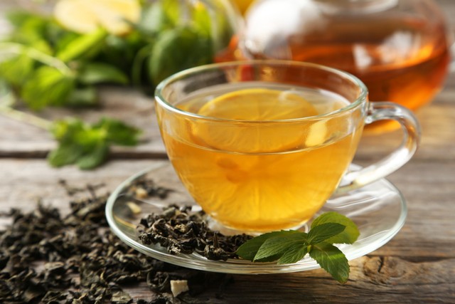 Ilustrasi teh hijau dengan lemon. Foto: 5 second Studio/Shutterstock