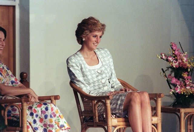 Putri Diana memandangi anak-anak, 06 November 1989, saat berkunjung ke sekolah internasional Inggris di Jakarta. Foto: KRAIPIT PHANVUT / AFP