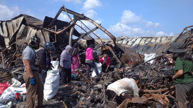 Para pedagang di relokasi Pasar Johar tengah mengais sisa barang dagangan mereka, Kamis (3/2/2022). Foto: Intan Alliva Khansa/kumparan