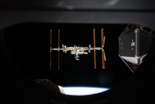 Stasiun luar angkasa ISS difoto dari kapsul Dragon SpaceX. Foto: NASA