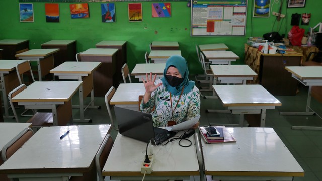 Guru Mardiyanti mengajar jarak jauh saat PTM di DKI Jakarta Diberhentikan di SDN Gunung 05 Pagi, Jakarta, Kamis (3/2/2022). Foto: Jamal Ramadhan/kumparan