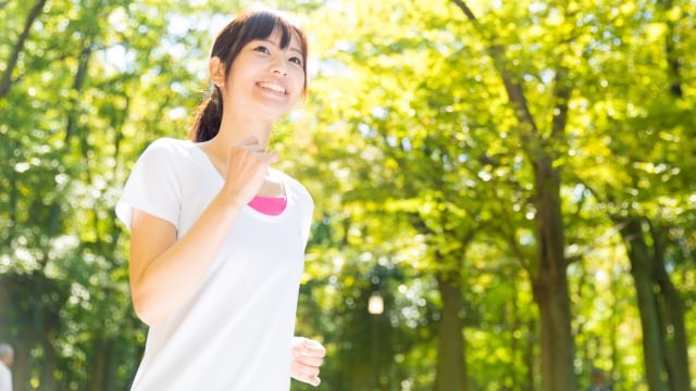 Manfaat jalan kaki untuk menjaga kesehatan tubuh. Foto: Shutterstock