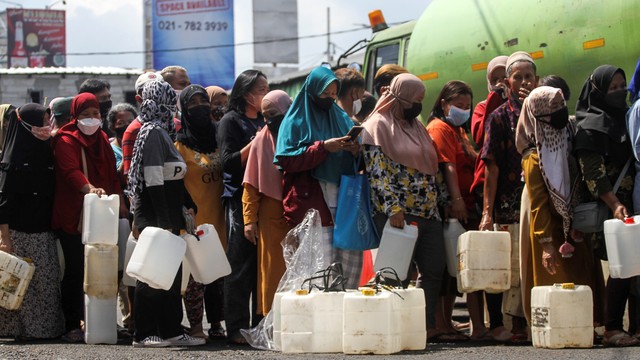 Sejumlah warga dan pedagang mengantre membeli minyak goreng murah di Pasar Kramat Jati, Jakarta, Kamis (3/2/2022). Foto: Asprilla Dwi Adha/ANTARA FOTO