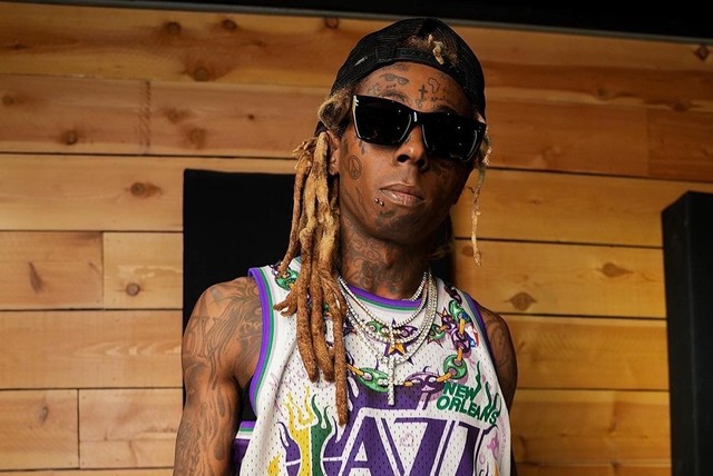 Lil Wayne memakai jersey New Orleans. Foto: @liltunechi