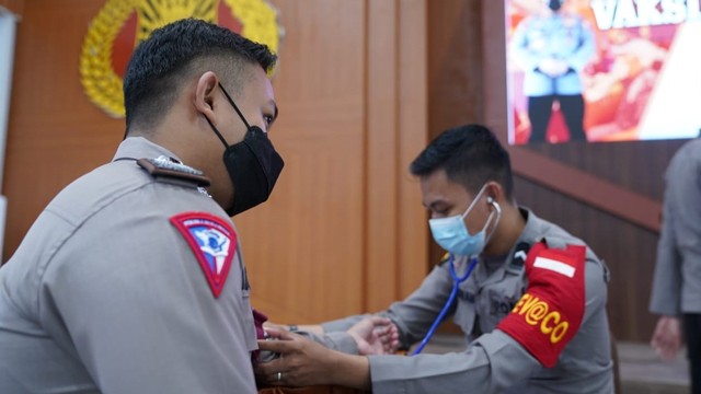 Polda Sulawesi Barat mulai melaksanakan vaksinasi booster. Foto: Dok. Humas Polda Sulbar