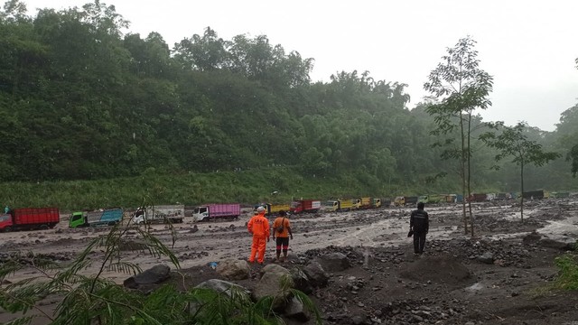 20 truk tambang pasir terjebak banjir lahar hujan di lereng Gunung Merapi, Kamis (3/2/2022).   Foto: Dok. Istimewa