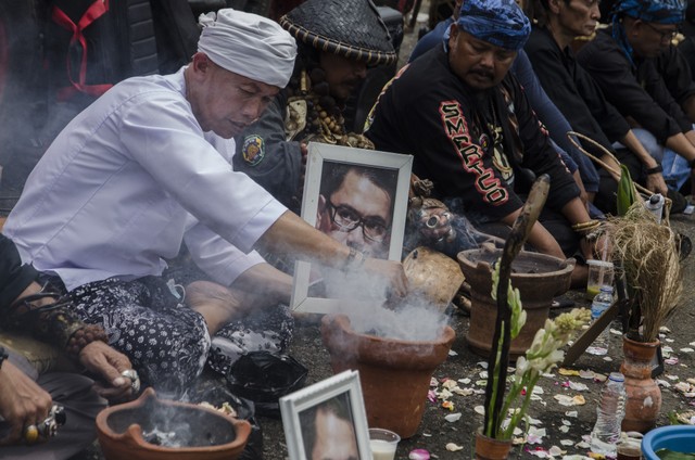 Massa yang tergabung dalam Masyarakat Penutur Bahasa & Aliansi Masyarakat Sunda melakukan aksi ruwatan untuk Arteria Dahlan di Monumen Perjuangan Rakyat, Bandung, Jawa Barat, Kamis (3/2/2022). Foto: ANTARA FOTO/Novrian Arbi