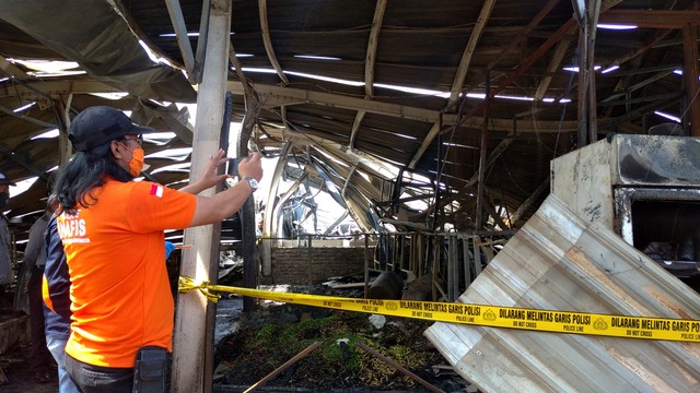 Tim Labfor Polda Jawa Tengah saat melakukan olah TKP di relokasi Pasar Johar Semarang kawasan MAJT, Kamis (3/2/2022). Foto: Intan Alliva Khansa/kumparan